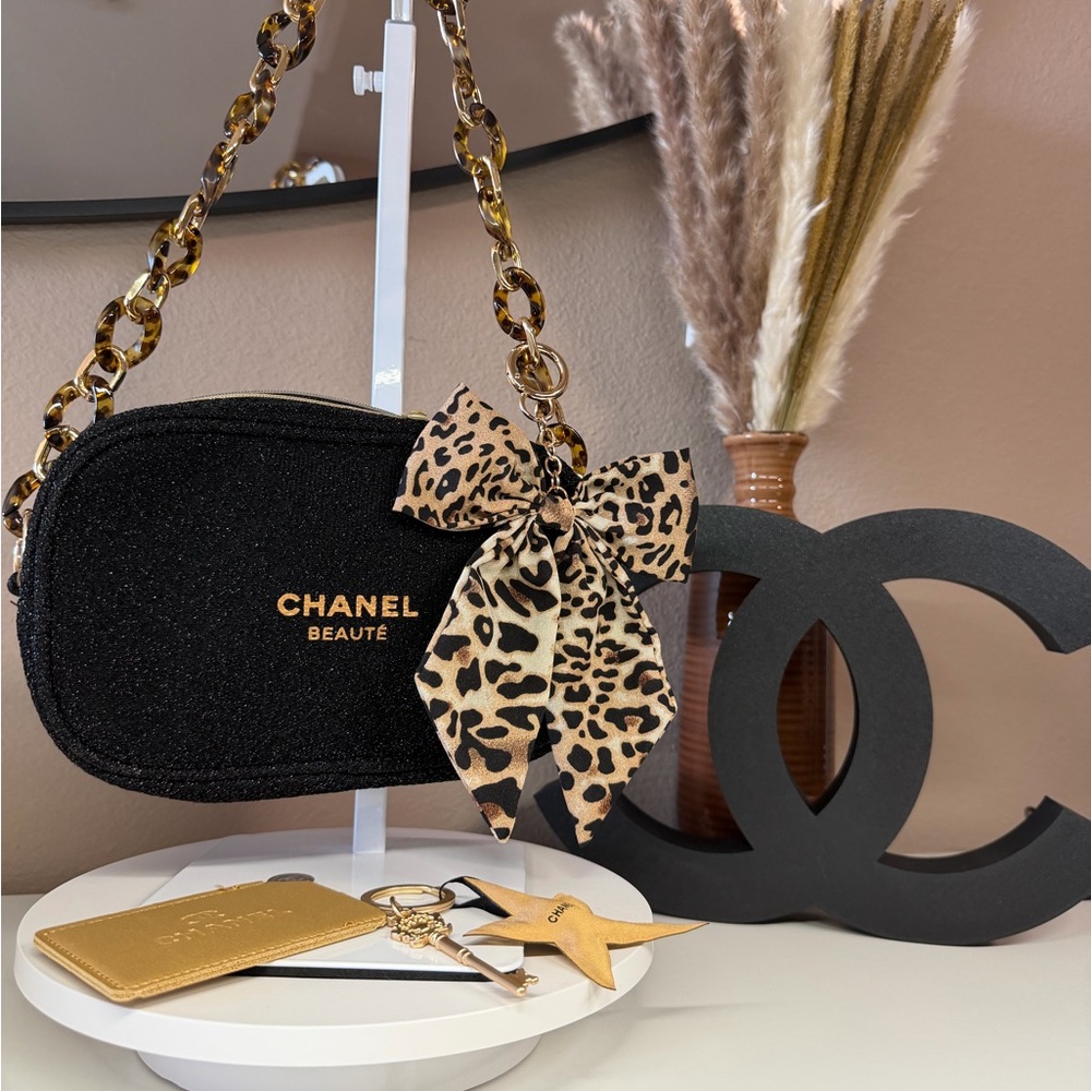 🖤💛 GWP BUNDLE 🖤💛 CHANEL Black Clutch with Leopard Bow🖤 Chanel Mirror & key charm